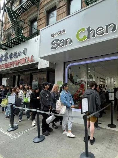A line of customers along a Chi Cha San Chen storefront