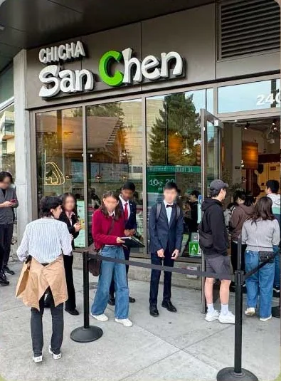 Customers queuing at the entrance of a Chi Cha San Chen store